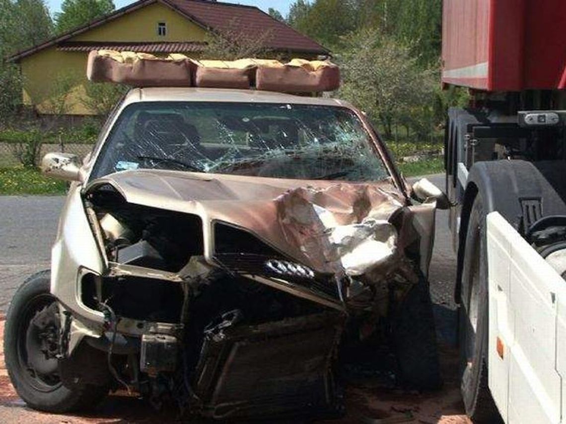 Ciężarówka zderzyła się z audi, dwie osoby ranne Ciężarówka zderzyła się z audi, dwie osoby ranne