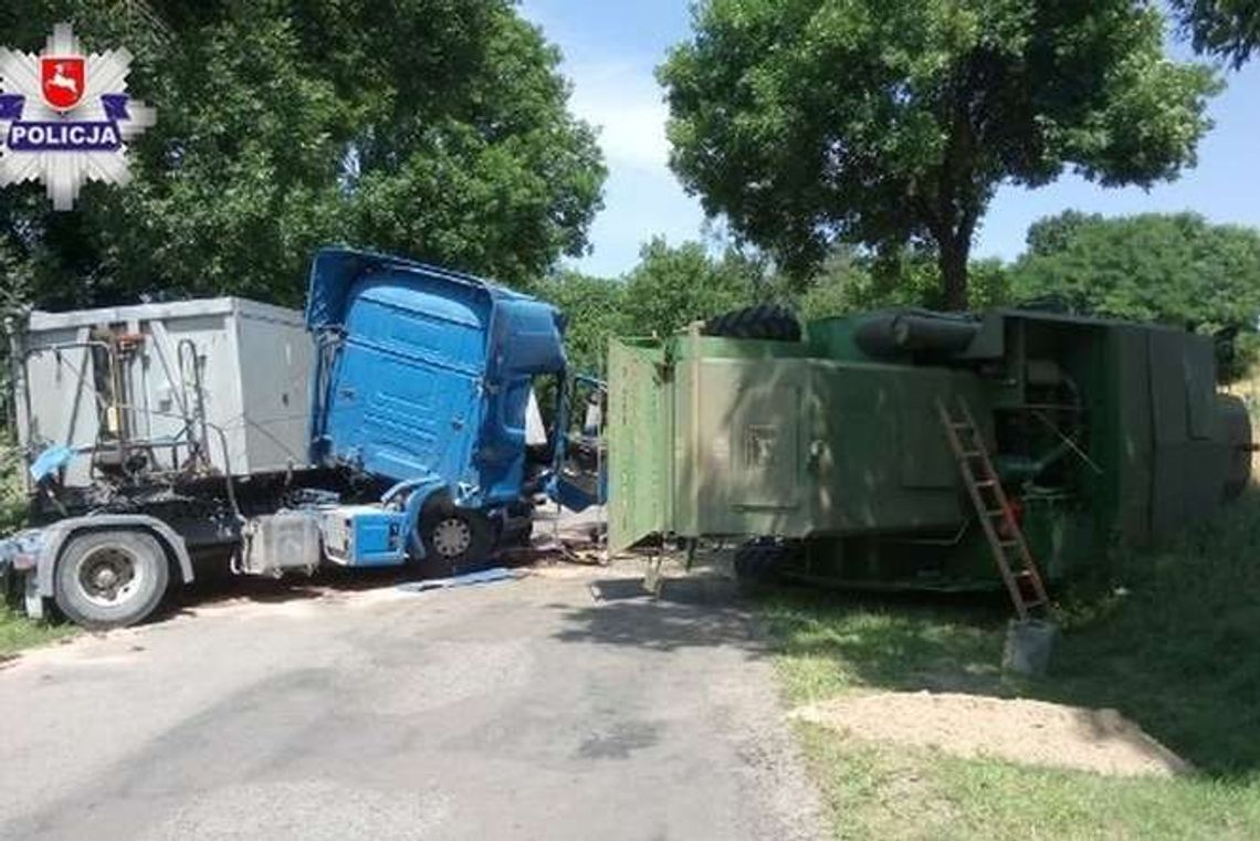 Ciężarówka zderzyła się z kombajnem, jedna osoba ranna
