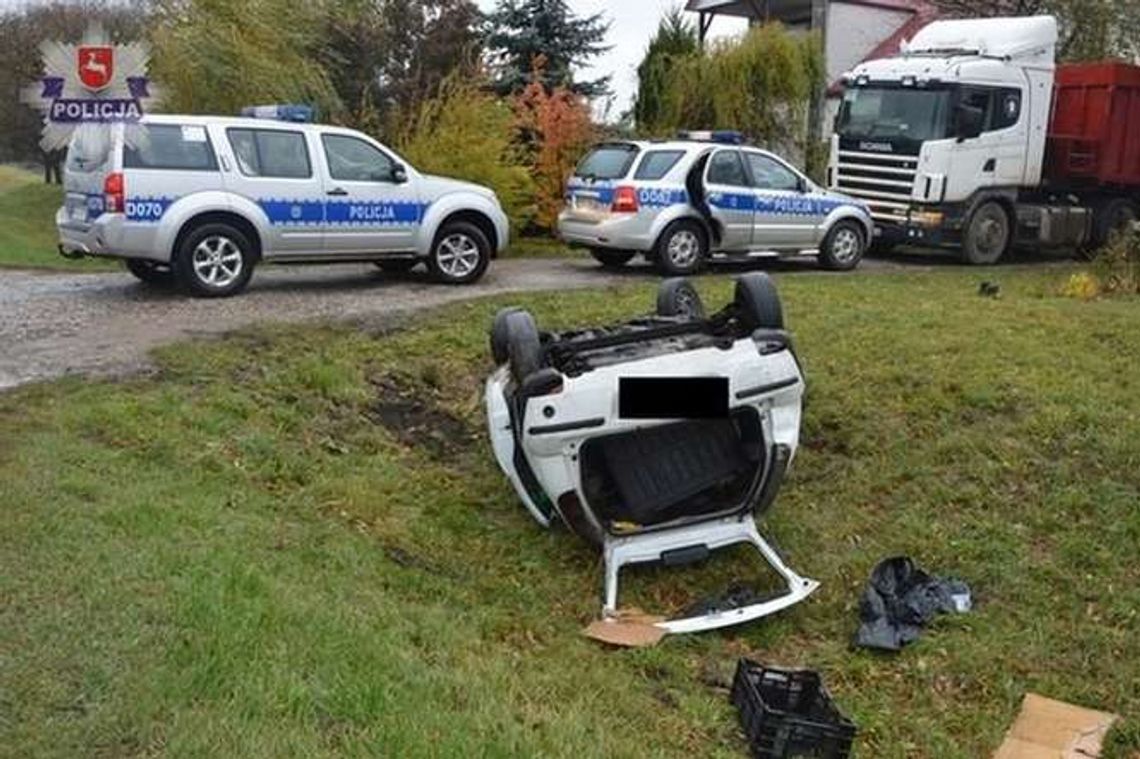 Ciężarówka zepchnęła opla do rowu. Samochód dachował