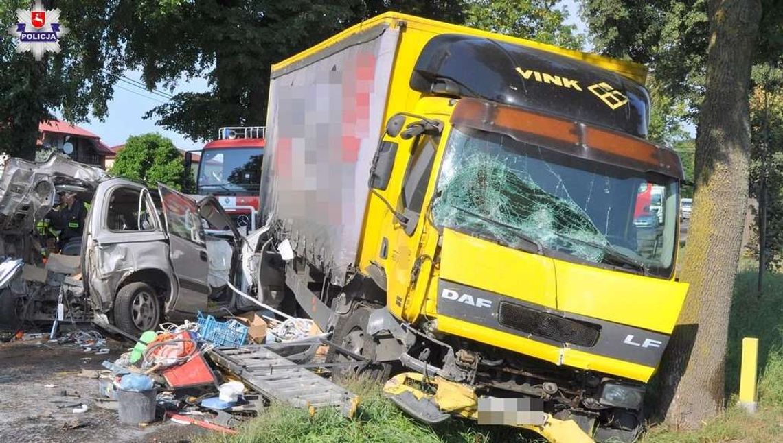 Ciężarówka zepchnęła opla na drugą ciężarówkę. Trzy osoby w szpitalu