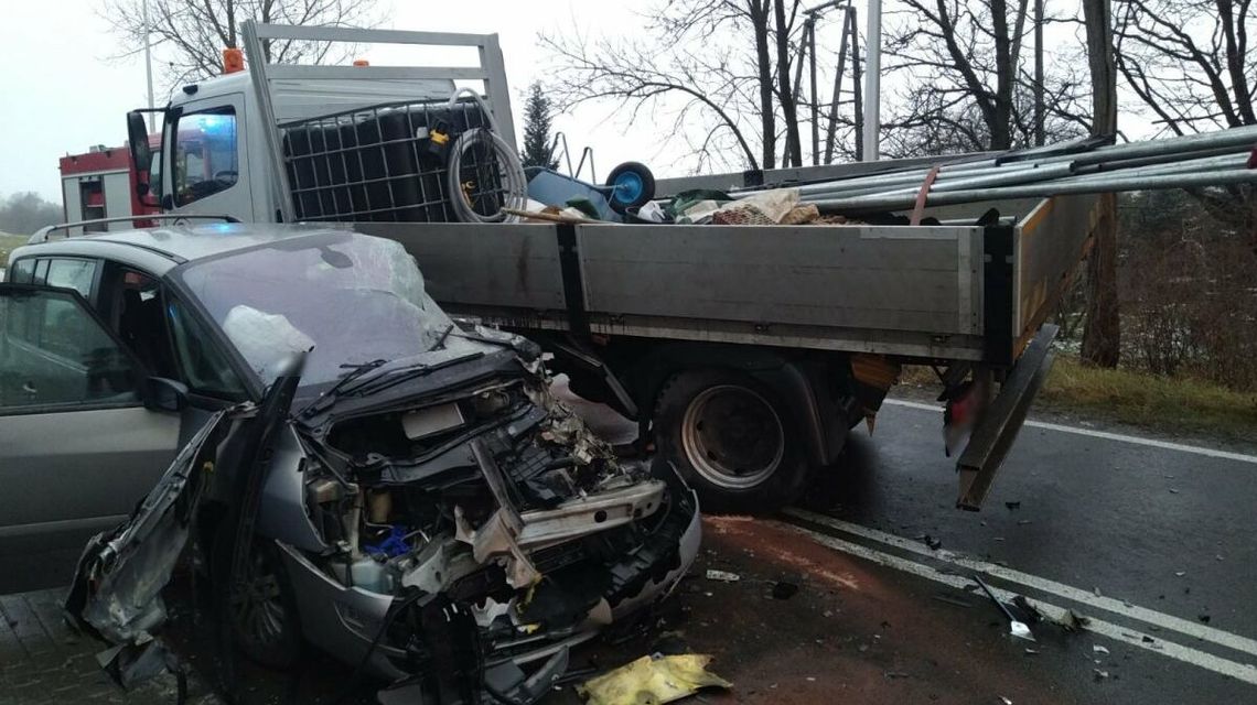 Ciężarówka zmiażdżyła osobowe renault. Volkswagen wjechał w budynek