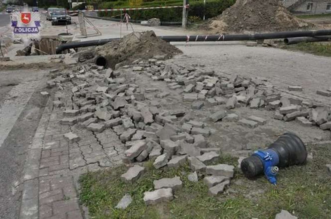 Ciśnienie wyrzuciło kostkę brukową w powietrze. 66-latek z otwartym złamaniem nogi