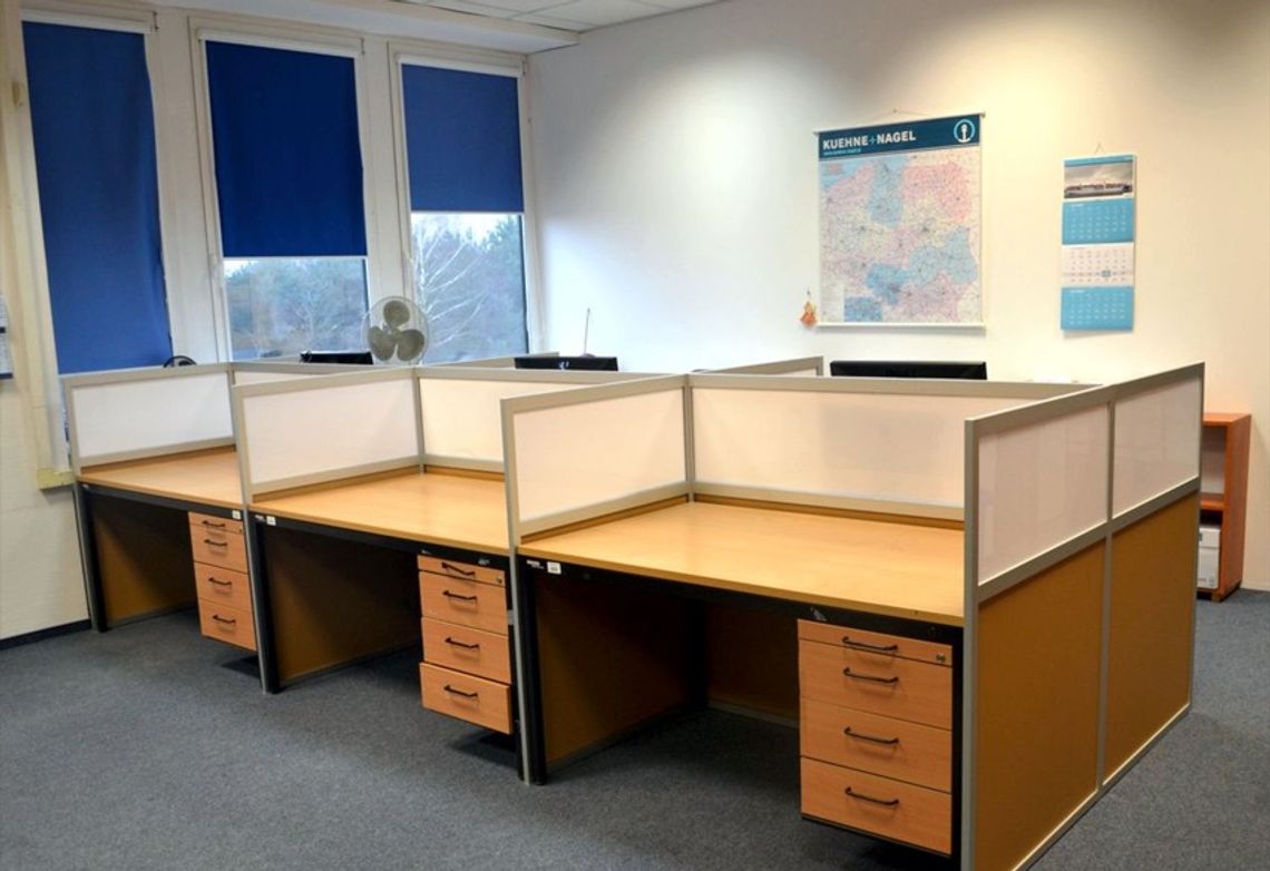 Cisza i koncentracja w open space – jak przegrody montowane do biurek zmieniają organizację biura?