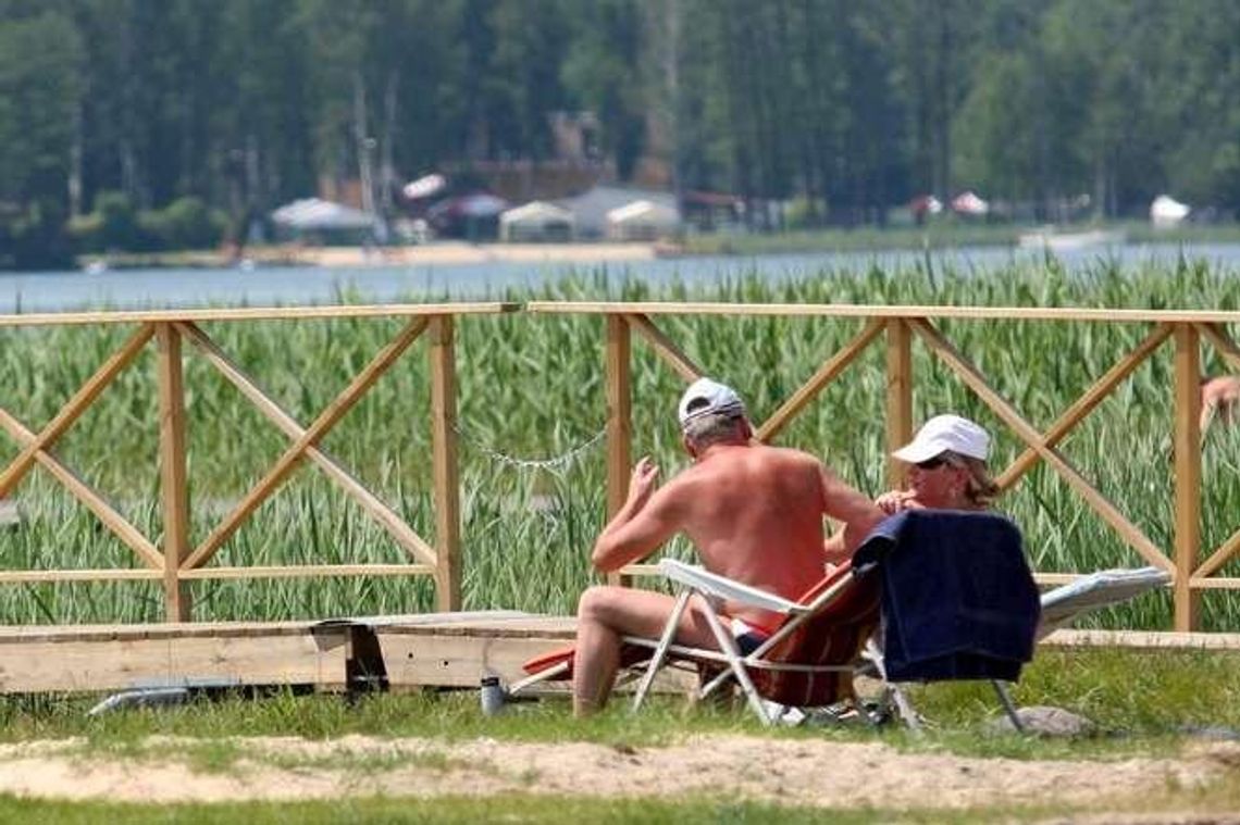 Cisza nocna nad jeziorem Białym. "Ludzie przyjeżdżają do nas, żeby się zabawić, wyszumieć"