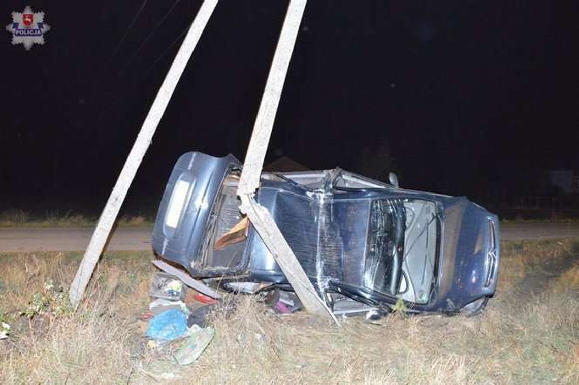 Citroen dachował i zatrzymał się na latarni Citroen dachował i zatrzymał się na latarni