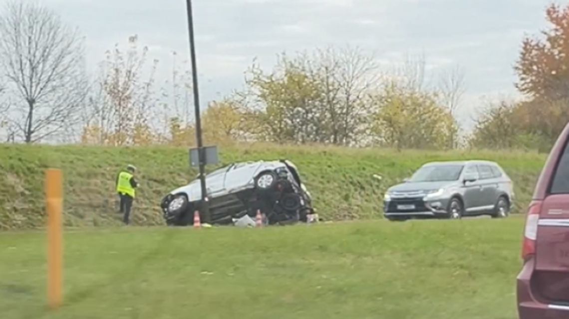 Citroen dachował na al. Witosa. Jedna osoba trafiła do szpitala Citroen dachował na al. Witosa. Jedna osoba trafiła do szpitala