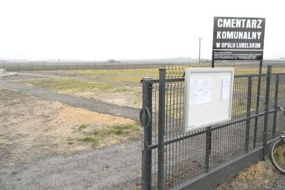 Cmenatarz komunalny w Opolu Lubelskim. Jest nowa droga do grobów