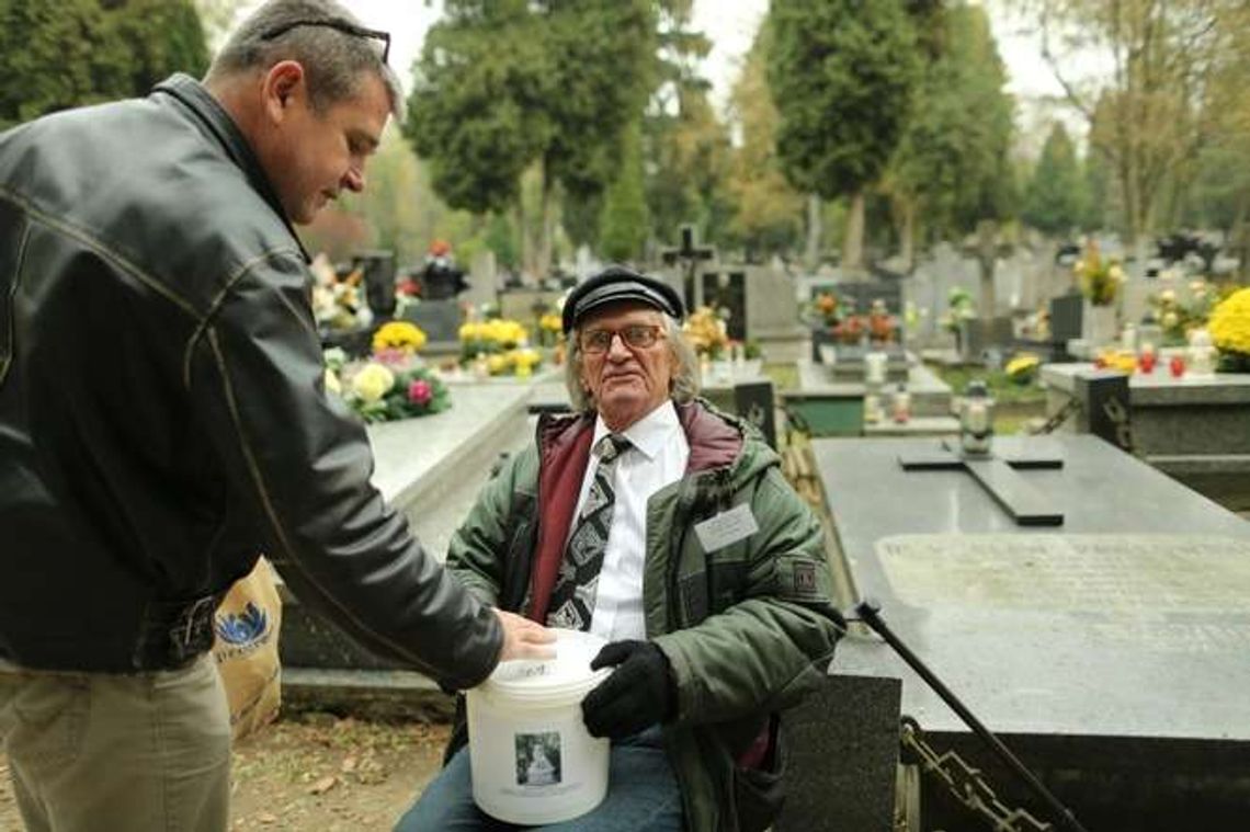 Cmentarna kwesta czeka na VIPy