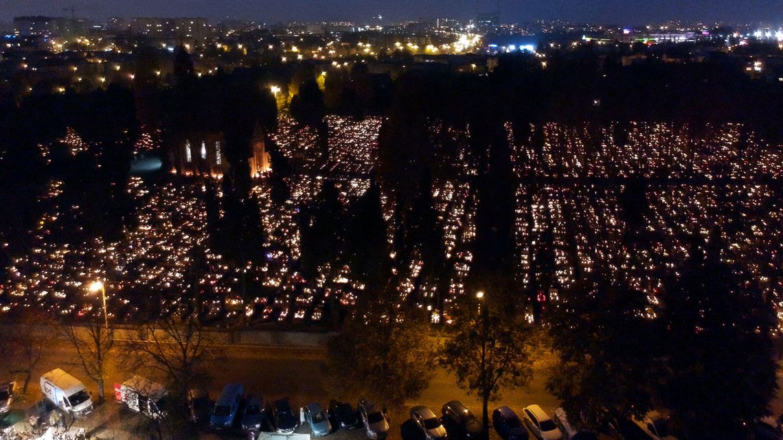 Cmentarz przy ul. Walecznych w Lublinie wieczorową porą [zdjęcia]