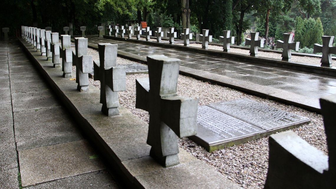 Cmentarz wojenny miejscem alkoholowych schadzek. Zamiast kamery, strażnik miejski 