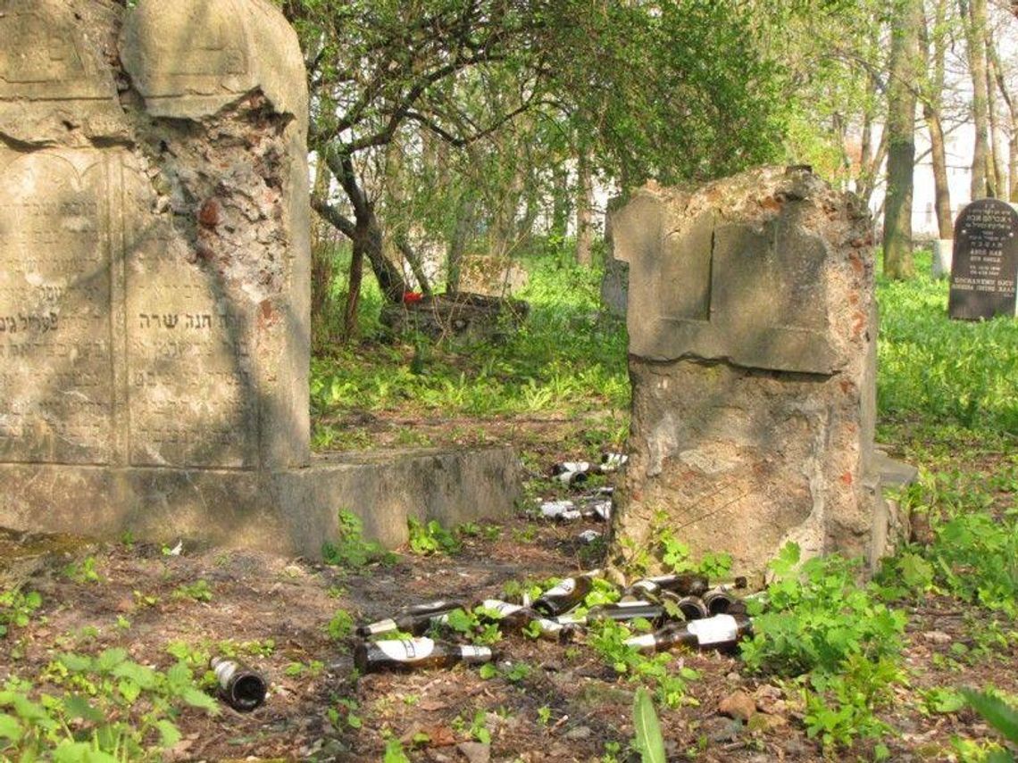 Cmentarz żydowski w Chełmie pełny pustych butelek po piwie Cmentarz żydowski w Chełmie pełny pustych butelek po piwie