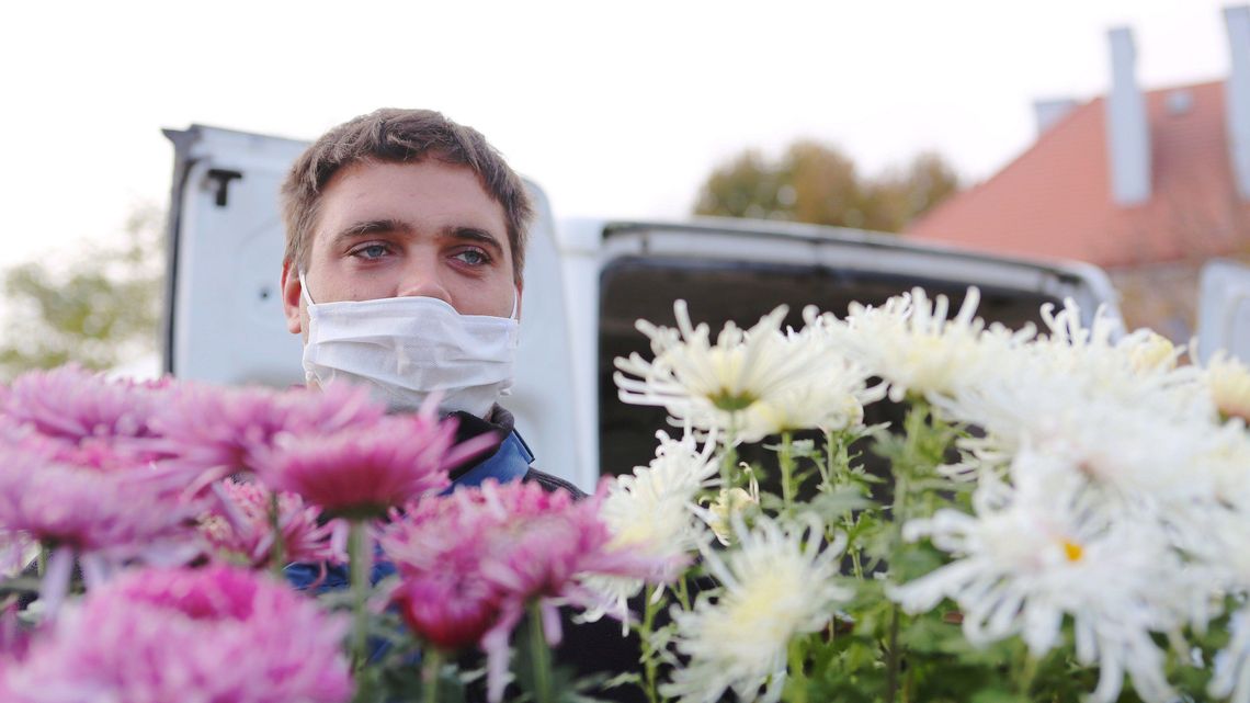 Cmentarze zamknięte. Sprzedawcy chryzantem chwytają sie każdej szansy