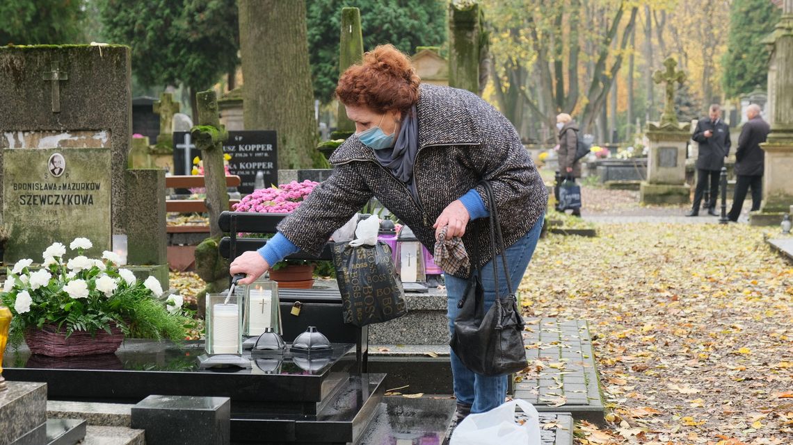 Cmentarze znów otwarte, sprzedawcy rozgoryczeni: "Wszystko było otwarte tylko cmentarze zamknęli"
