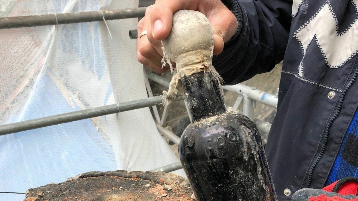 Co chciał powiedzieć tajemniczy piwosz? Zagadka butelki z dachu kościoła do rozwiązania Co chciał powiedzieć tajemniczy piwosz? Zagadka butelki z dachu kościoła do rozwiązania