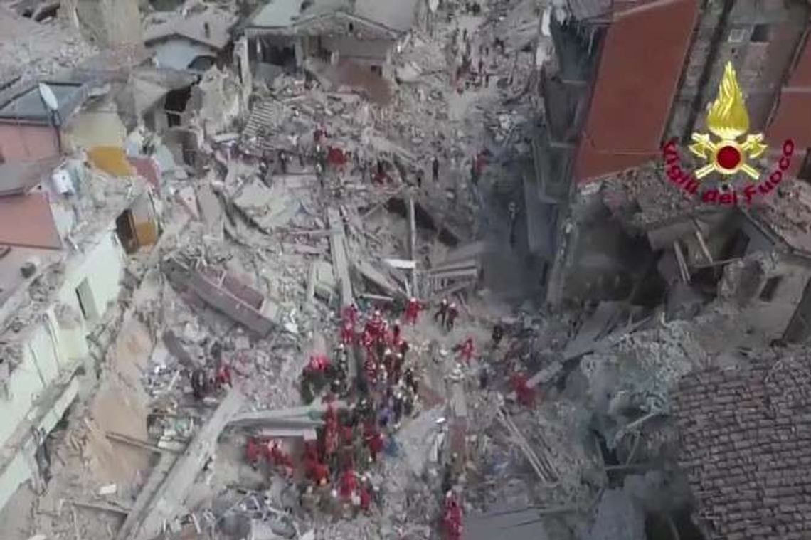 Co najmniej 120 osób zginęło w trzęsieniu ziemi we Włoszech. Zdjęcia z drona