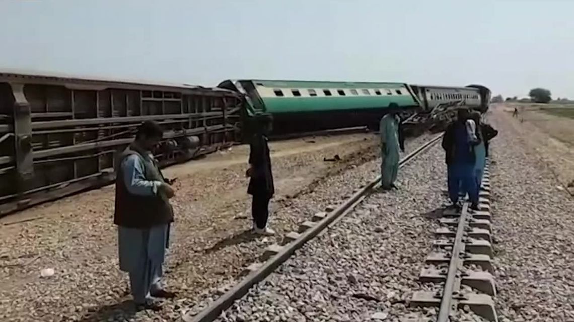 Co najmniej 3 osoby zginęły w zamachu bombowym na pociąg w Pakistanie [wideo]