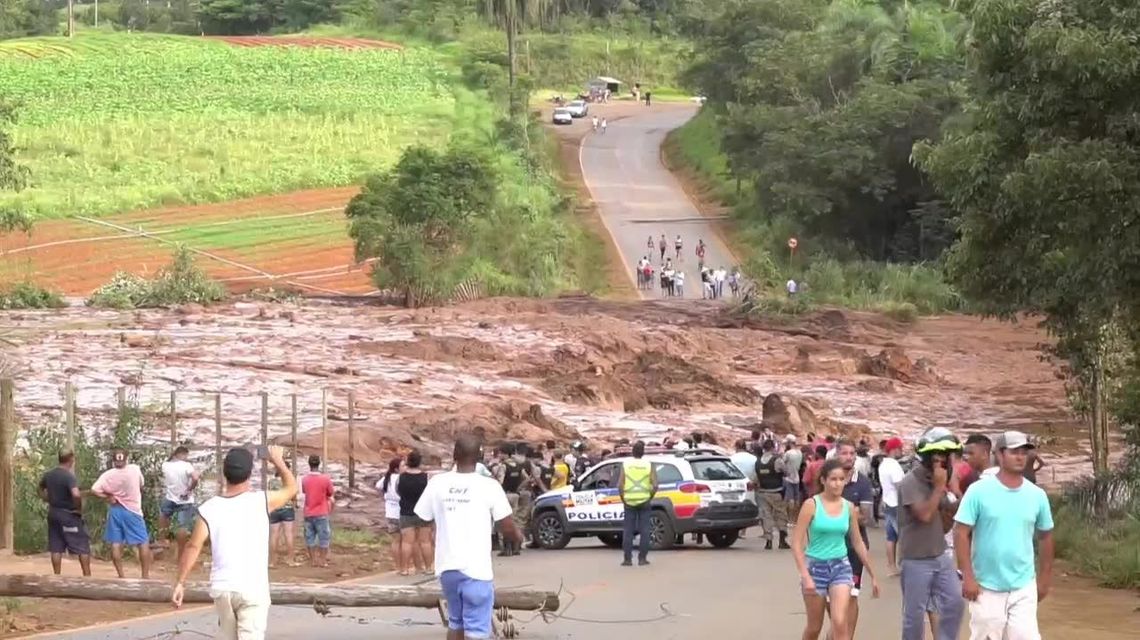 Co najmniej siedem osób zginęło, a 150 uważa się za zaginione po pęknięciu tamy w Brazylii [wideo]