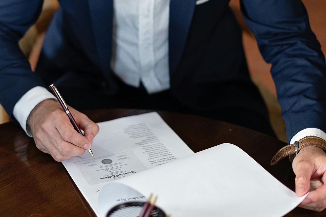 Co należy do obowiązków notariusza? Zakres kompetencji, o którym warto wiedzieć! Co należy do obowiązków notariusza? Zakres kompetencji, o którym warto wiedzieć!