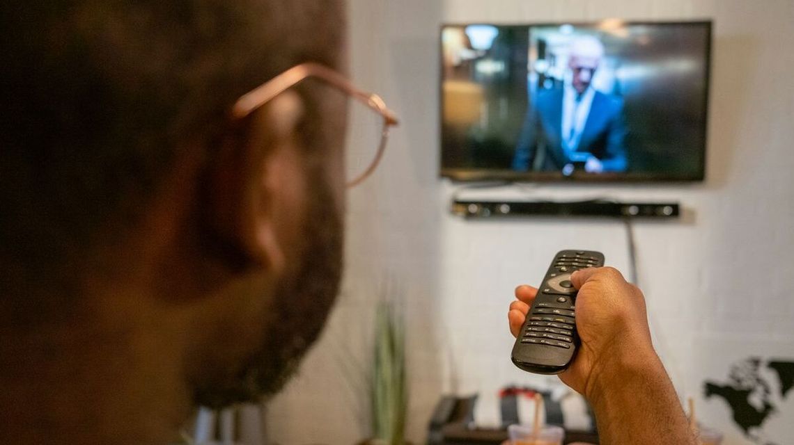 Co oglądamy w telewizji? Popularne formaty programów i dlaczego nadal nas przyciągają