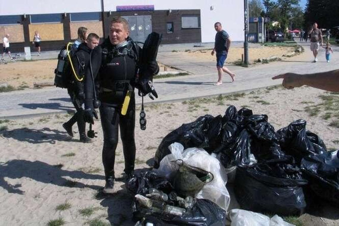 Co pływa w jeziorze Białym? Nurkowie wydobyli górę śmieci Co pływa w jeziorze Białym? Nurkowie wydobyli górę śmieci