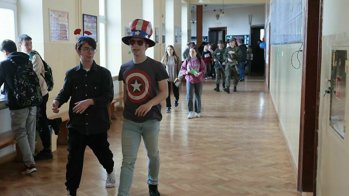 Co robił mnich w XXI LO w Lublinie i czemu coś ucieka z sali chemicznej? Zdjęcia Co robił mnich w XXI LO w Lublinie i czemu coś ucieka z sali chemicznej? Zdjęcia