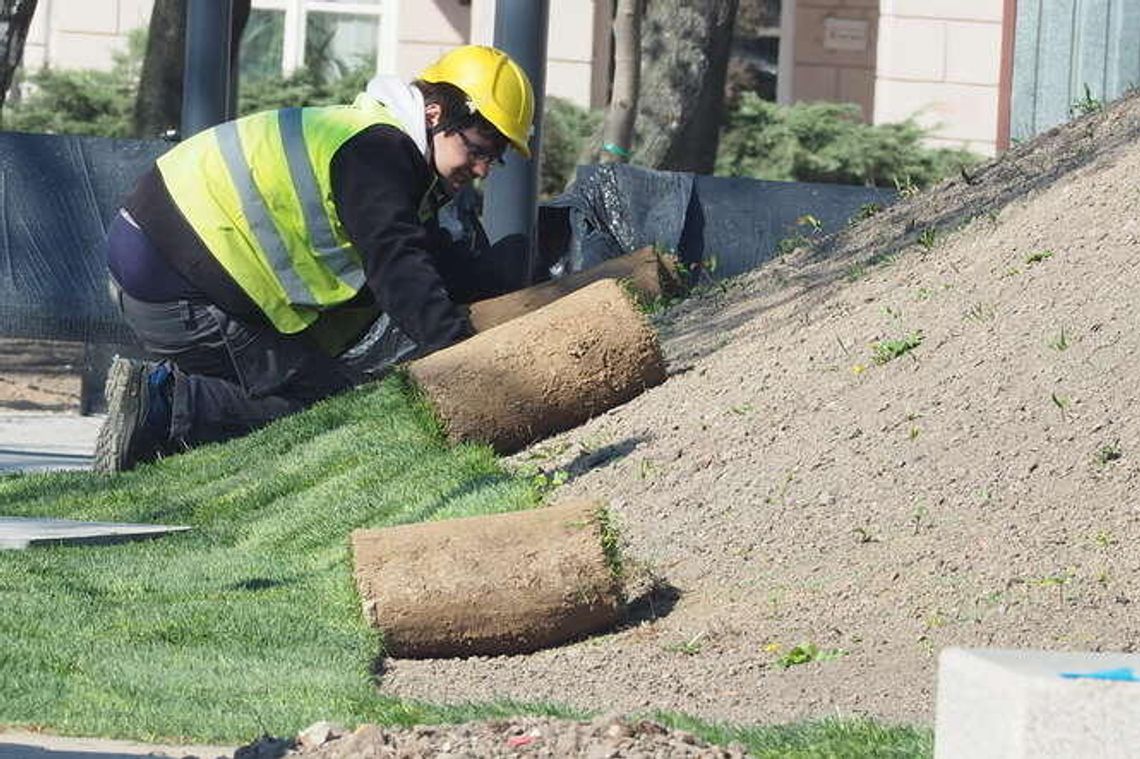 Co się dzieje na placu Litewskim? Zamknęli przejście, rozwijają trawę