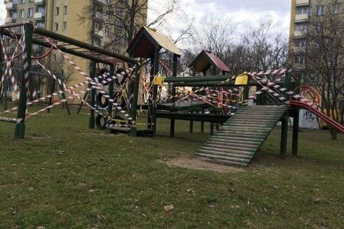 Co się dzieje na "zielonym placu zabaw"? Urządzenia oklejone taśmą Co się dzieje na "zielonym placu zabaw"? Urządzenia oklejone taśmą