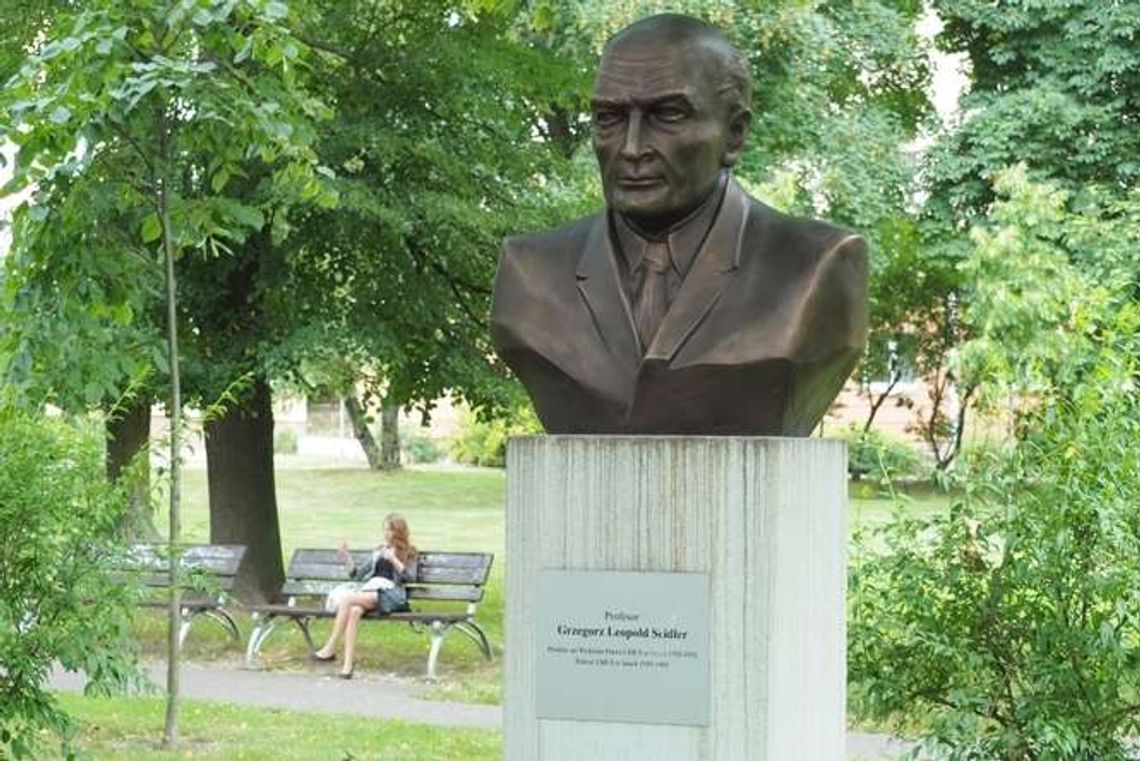 Co się stało z rzeźbą byłego rektora? Złodzieje wkrótce usłyszą wyrok