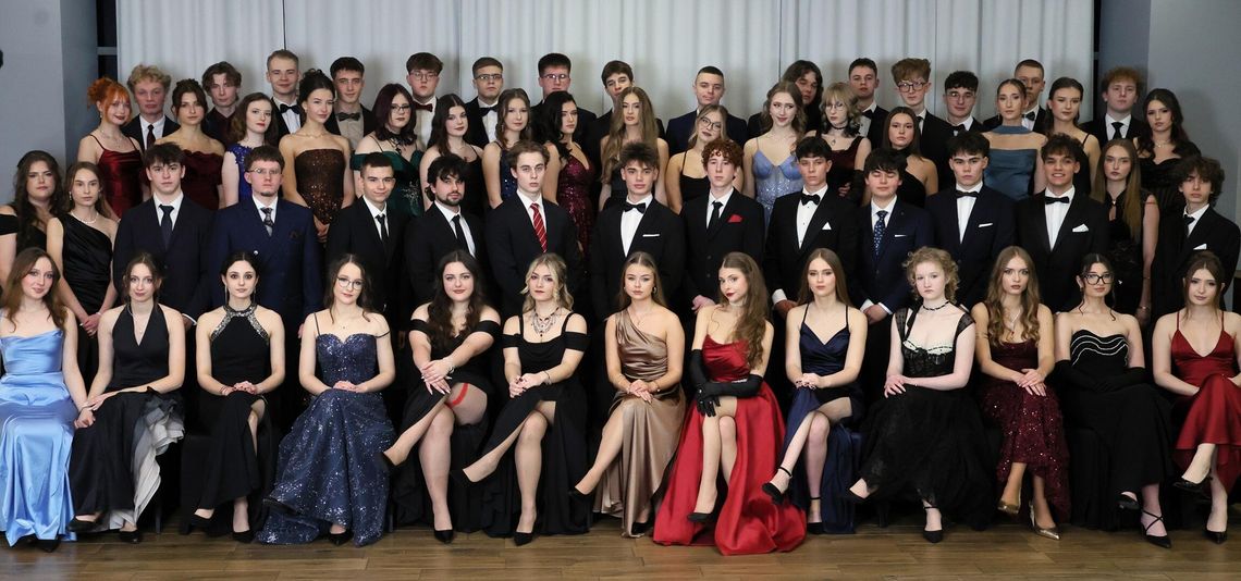 Co tam sinusy i cosinusy... Uczniowie Zamoya na razie bawią się na studniówce