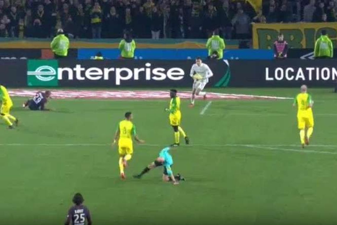 Co ten sędzia zrobił? Zawodnik Nantes był mocno zdziwiony [wideo]