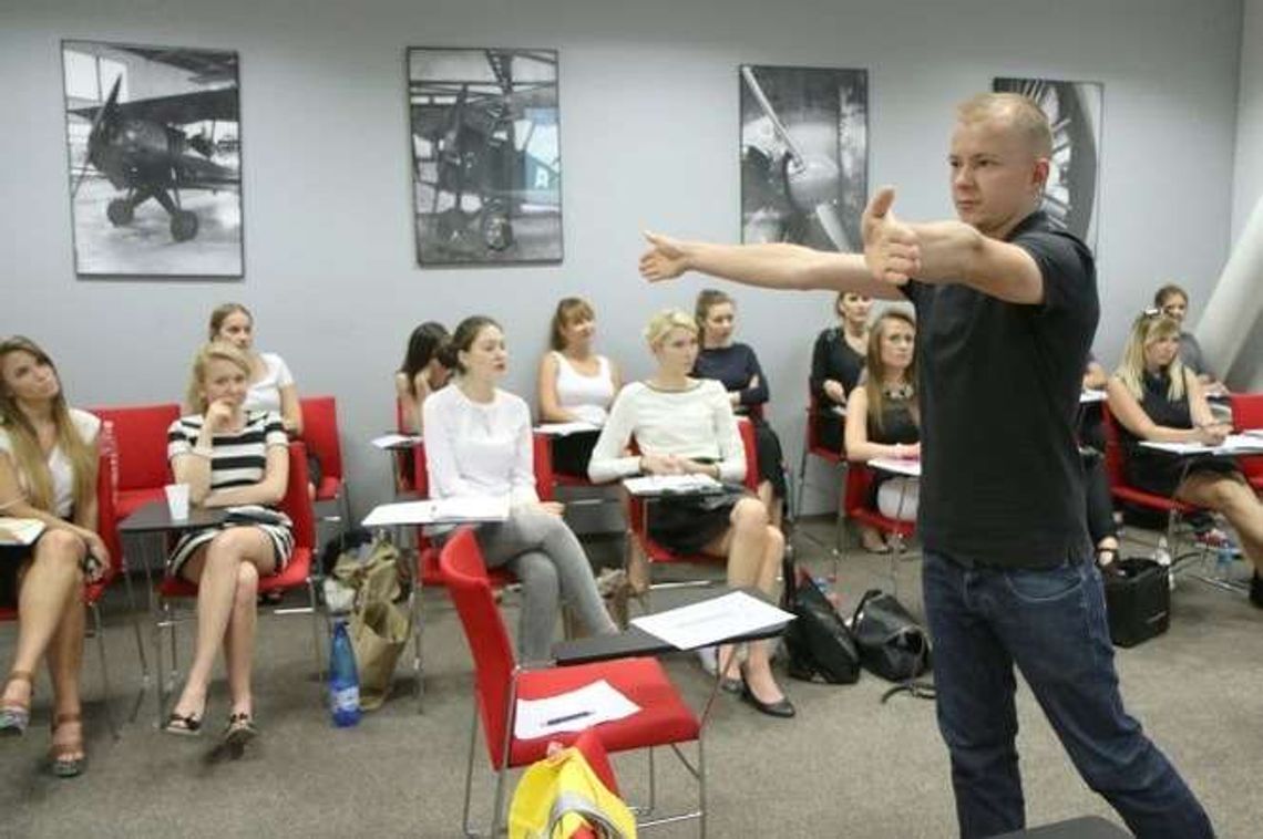 Co zrobić, gdy pasażer pali? W Świdniku szkolą stewardessy i stewardów