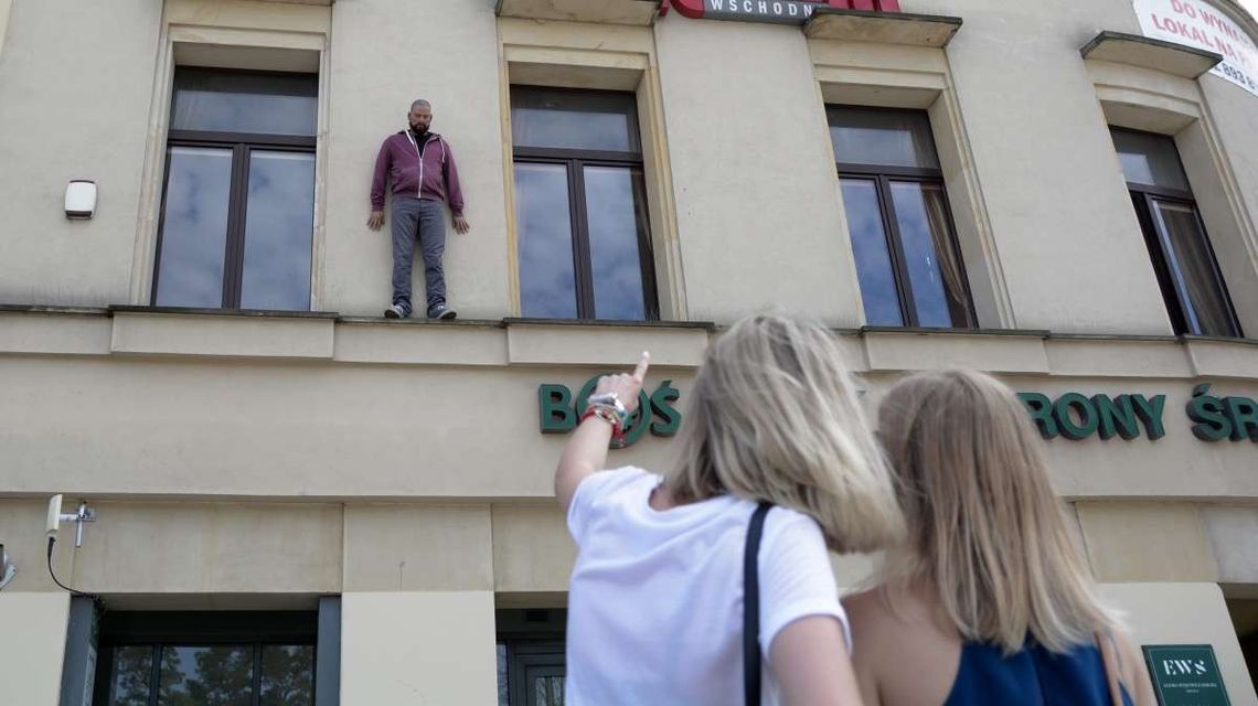 "Codziennie kilka osób dzwoni na 112". Manekin/ Uchodźca/Ziomek. Słitfocia z samobójcą