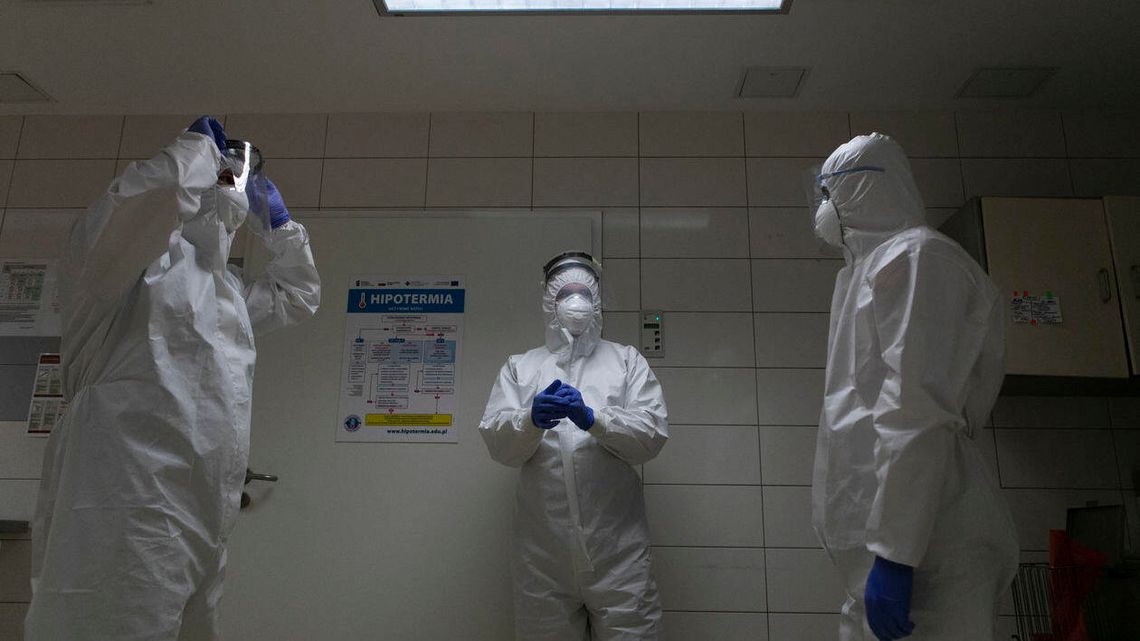 Codzienność na pierwszej linii frontu walki z koronawirusem. "System bardzo szybko przestał być wydolny"