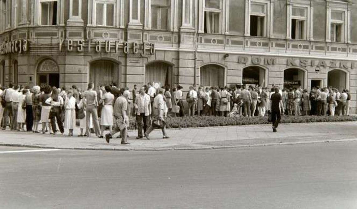 Codzienność w PRL: kolejki, brud i alkohol. W Kraśniku istniało 30 melin