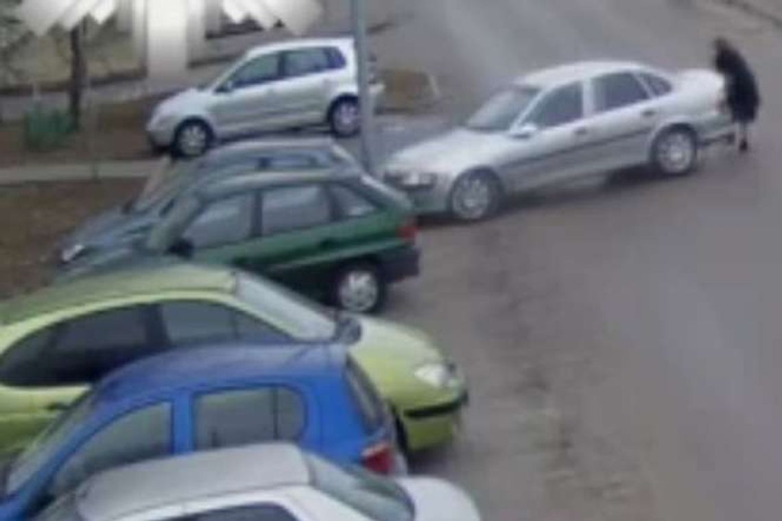 Cofając autem potrąciła starszą kobietę. 92-latka dostała się między koła