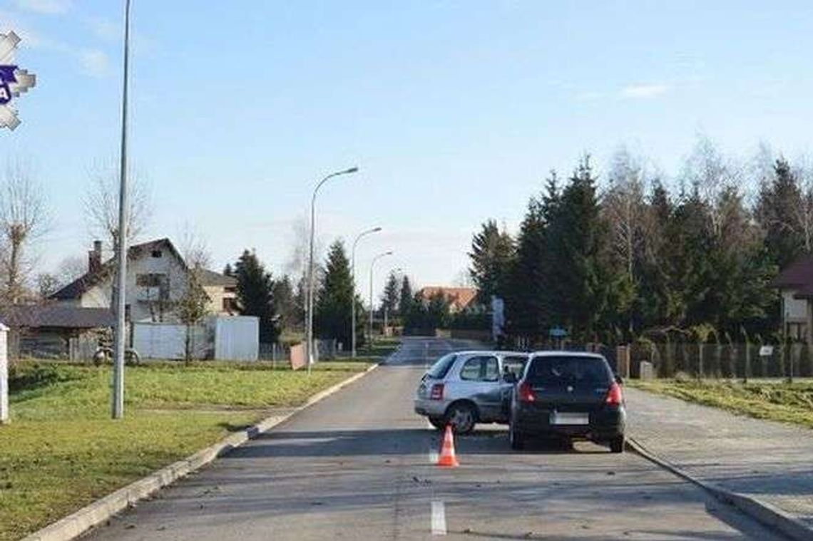 Cofała nissanem, uderzyła w inne auto. 2-letnie dziecko w szpitalu