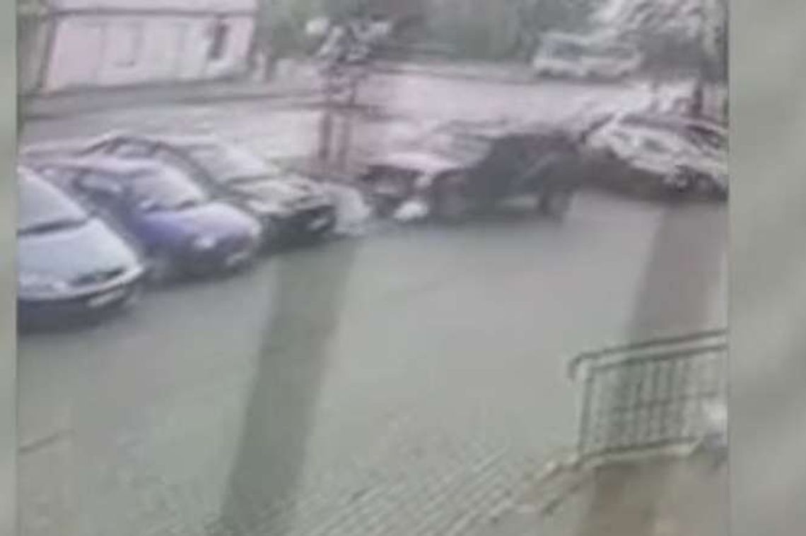 Cofanie 82-latka: Uderzył w BMW, wjechał w rowerzystki (wideo)