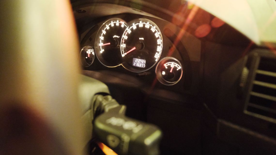 Cofanie liczników w samochodach na celowniku. "Nie do wiary, co robi policja skarbowa na granicy"