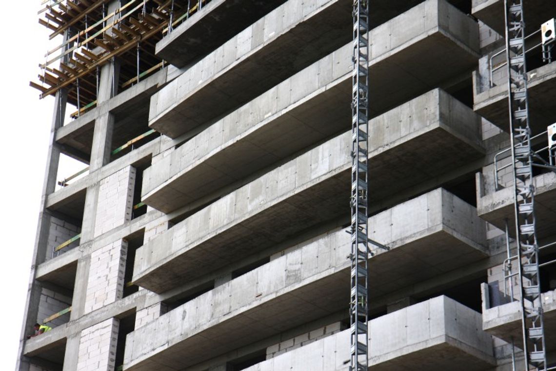Coraz bliżej końca budowy 14-piętrowego apartamentowca w Lublinie