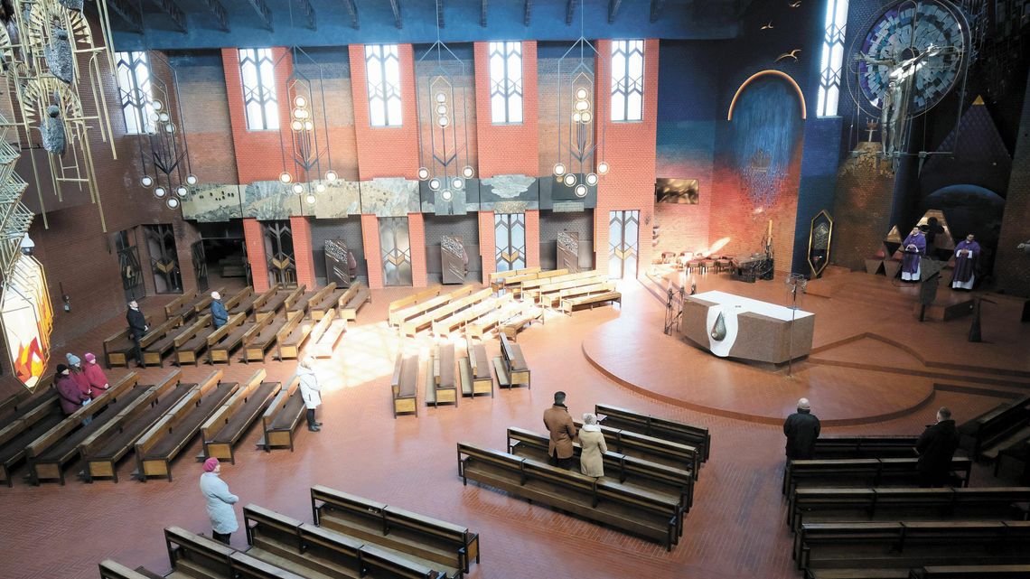 Coraz mniej i rzadziej. "Odpływ wiernych jest rzeczywiście spory i zauważalny" Coraz mniej i rzadziej. "Odpływ wiernych jest rzeczywiście spory i zauważalny"