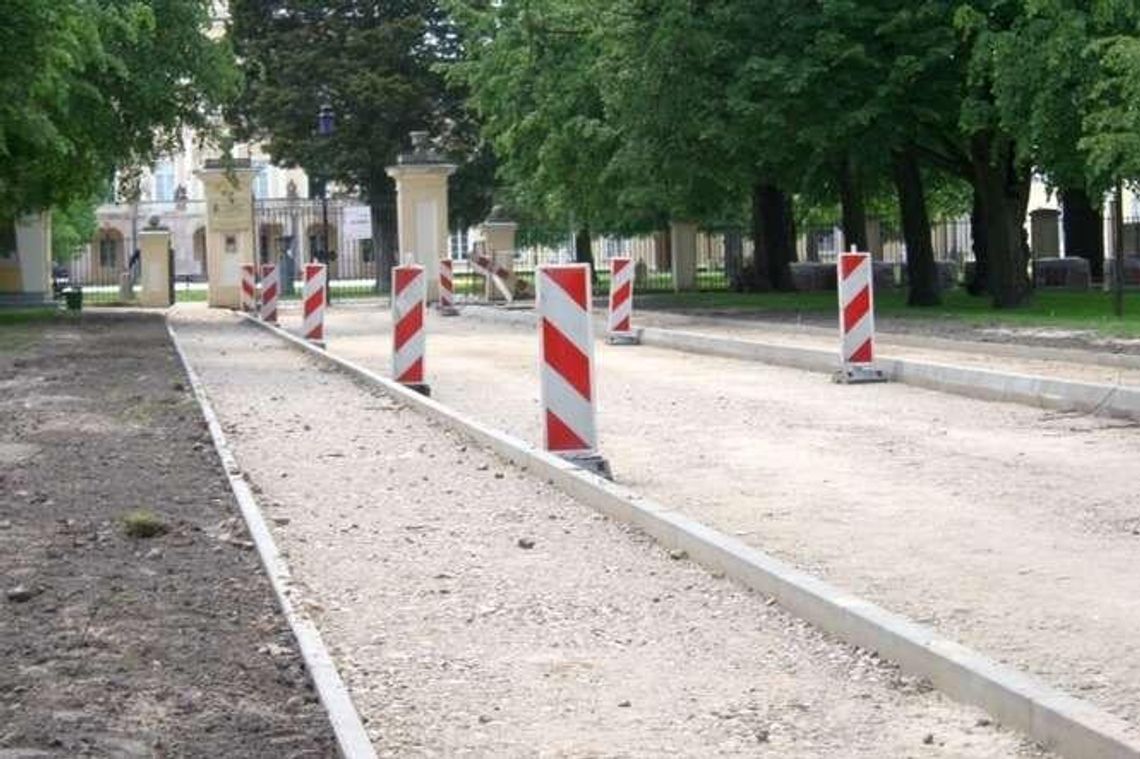 Coraz mniej miejsc parkingowych w Puławach. Znika parking przy Pałacu Czartoryskich