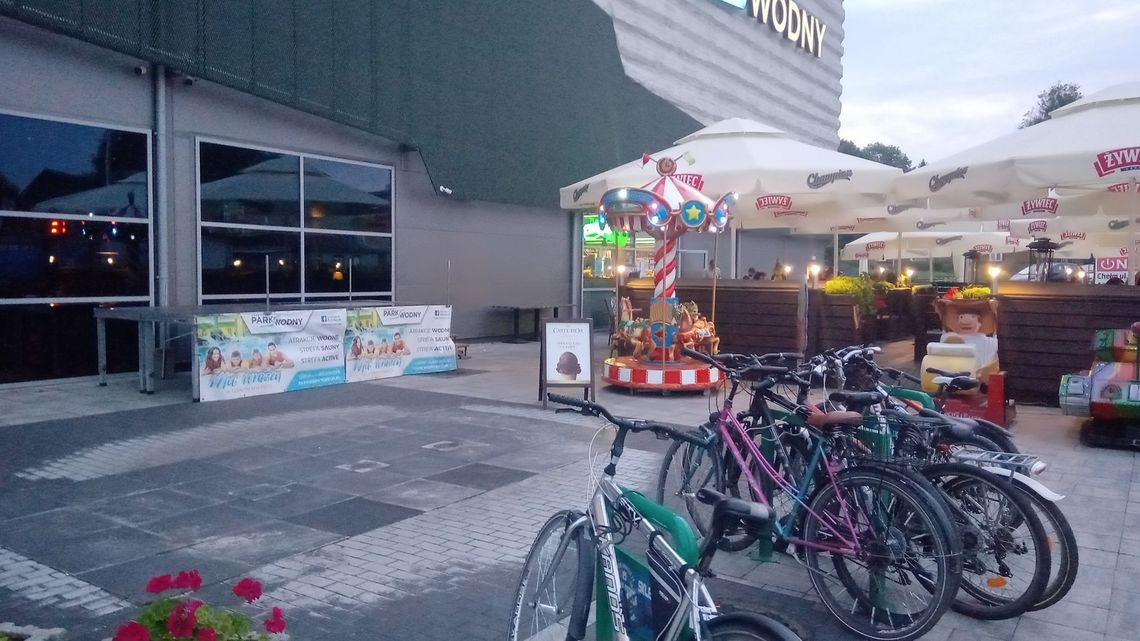 Coraz więcej chełmian przyjeżdża do parku wodnego rowerem. A stojaków brakuje