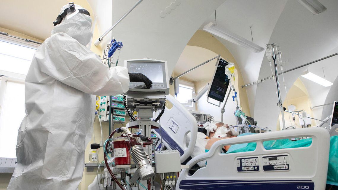 Coraz więcej chorych, coraz więcej łóżek zajętych. Lekarz z Lublina mówi o swojej pracy