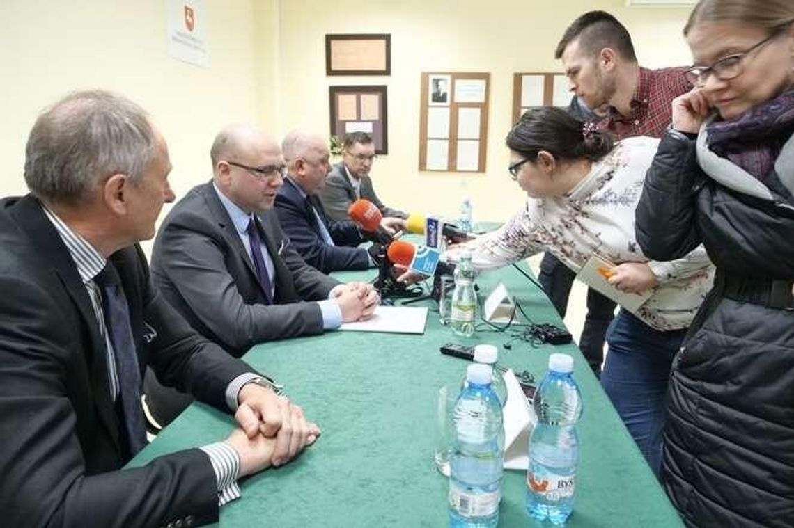 Coraz więcej pacjentów, coraz mniej lekarzy w szpitalach Coraz więcej pacjentów, coraz mniej lekarzy w szpitalach