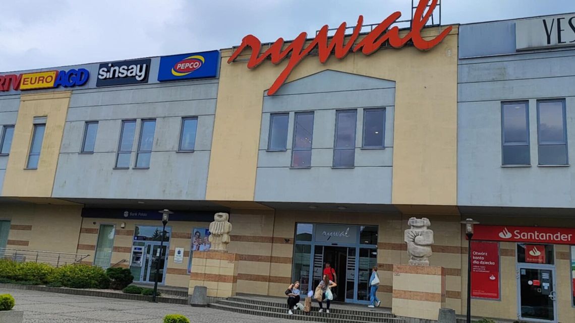 Coraz więcej pustych lokali w Rywalu. Czytelnik pyta, czy to likwidacja