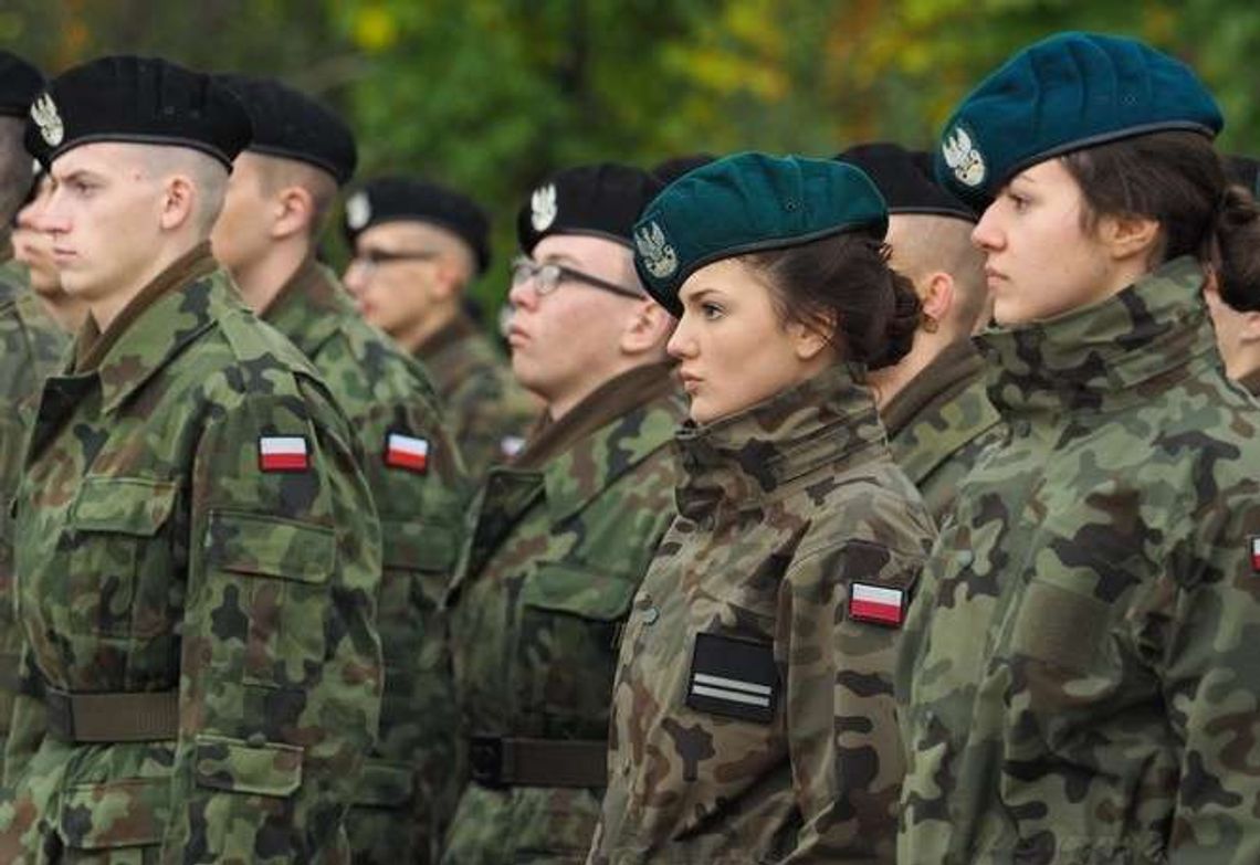 Coraz więcej uczniów chce się uczyć w mundurze. Już cztery klasy w każdym roczniku Coraz więcej uczniów chce się uczyć w mundurze. Już cztery klasy w każdym roczniku