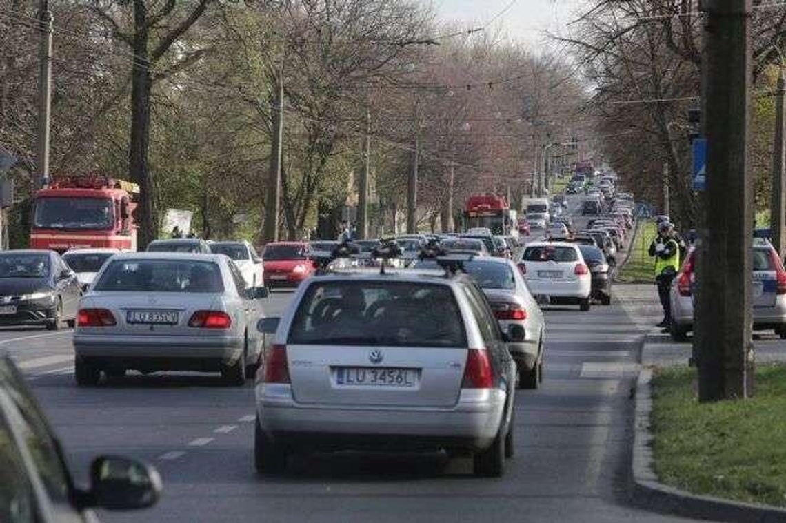 Coraz większe korki przy cmentarzach w Lublinie Coraz większe korki przy cmentarzach w Lublinie