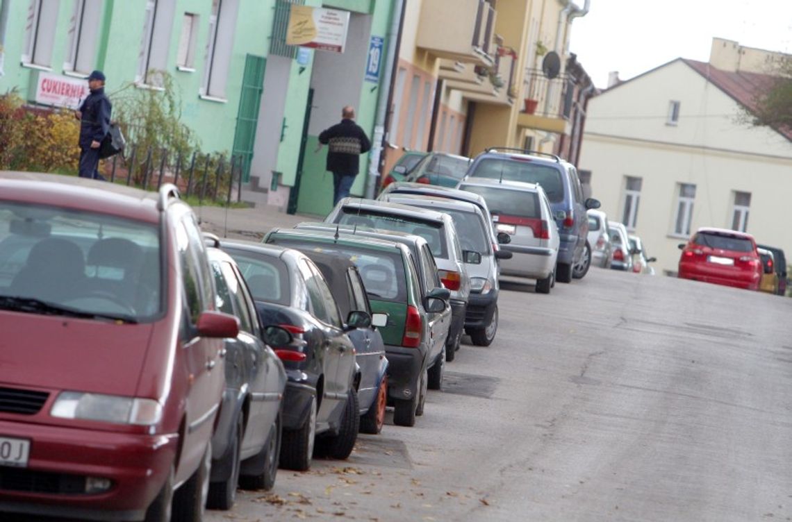 Coraz większy chaos na parkingach poza płatną strefą Coraz większy chaos na parkingach poza płatną strefą