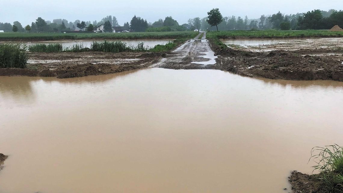 "Córka nie mogła pojechać do pracy, bo nie mamy w domu amfibii". Jeziorko przy budowie S19 "Córka nie mogła pojechać do pracy, bo nie mamy w domu amfibii". Jeziorko przy budowie S19