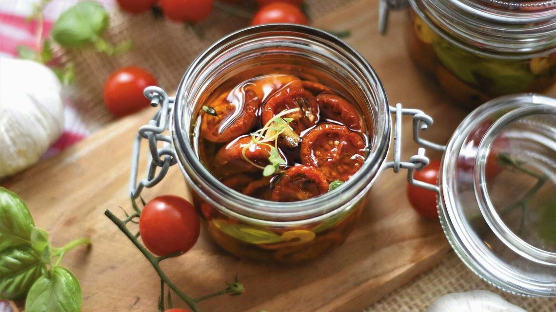 Coś na tęsknotę za latem. Carpaccio, sałatki, zupy... przepisy  pomidorami